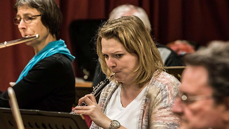 Das Orchester der Gesellschaft der Musikfreunde Neustadt probt für sein Sinfoniekonzert, das am 1. April in der Mehrzweckhalle stattfindet.Foto: Jochen Berger