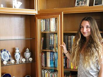 Die 20-j&auml;hrige Bad Kissingerin Amany van Heteren hat in der ZDF-Sendung Bares f&uuml;r Rares eine B&uuml;ste verkauft. Nun ist das Fach in ihrer Vitrine zuhause leer. Foto: Julia Back