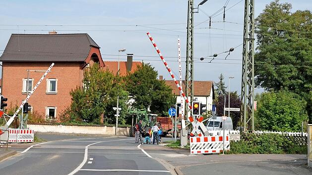 Die Beseitigung des Bahnübergangs Jurastraße und der Bau der Pkw-tauglichen Unterführung wird den kommunalen Haushalt der Gemeinde Altendorf auch in den nächsten Jahren belasten. Foto: Andrea Spörlein