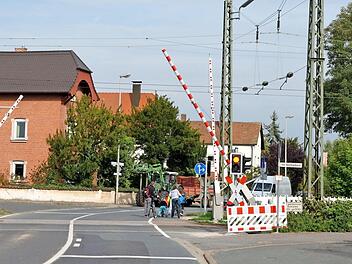 Die Beseitigung des Bahnübergangs Jurastraße und der Bau der Pkw-tauglichen Unterführung wird den kommunalen Haushalt der Gemeinde Altendorf auch in den nächsten Jahren belasten. Foto: Andrea Spörlein