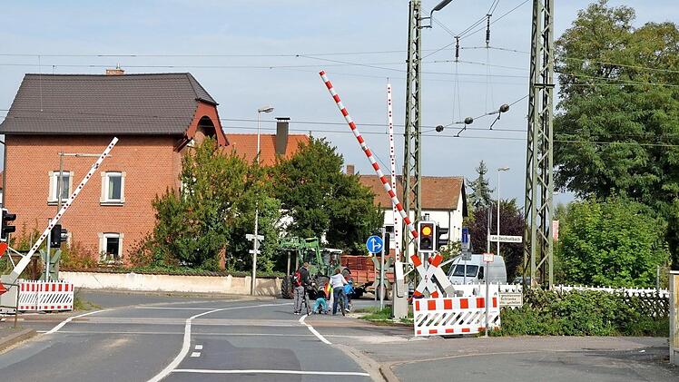 Die Beseitigung des Bahnübergangs Jurastraße und der Bau der Pkw-tauglichen Unterführung wird den kommunalen Haushalt der Gemeinde Altendorf auch in den nächsten Jahren belasten. Foto: Andrea Spörlein