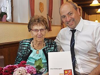 Bürgermeister Krapp gratuliert Anna Hoffmann zu ihrem 90. Geburtstag. Foto: Evi Seeger