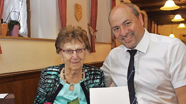 Bürgermeister Krapp gratuliert Anna Hoffmann zu ihrem 90. Geburtstag. Foto: Evi Seeger