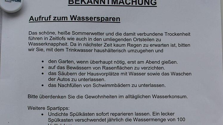 Die Bürger von Detter werden zum Wassersparen aufgefordert. Aushang an der alten Schule. Foto: Julia Raab