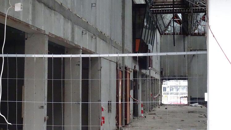 Freie Sicht in die Halle, die Wände sind bereits von den markanten orangefarbenen Paneelen befreit.Foto: Jochen Berger