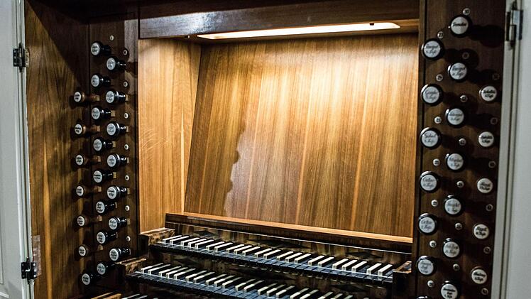 Der Organist Hartmut Leuschner-Rostoski gastierte an der historischen Hofmann-Orgel von St. Georg in Neustadt. Mit Musik vom Barock bis zur Romantik gestaltete er das Abschlusskonzert der 4. thüringisch-fränkischen Orgeltage.Foto: Jochen Berger