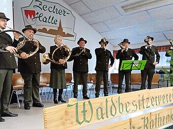 Die Kronacher Jagdhornbläser umrahmten die Feier in der Neukenrother Zecherhalle musikalisch.  Fotos: Friedwald Schedel
