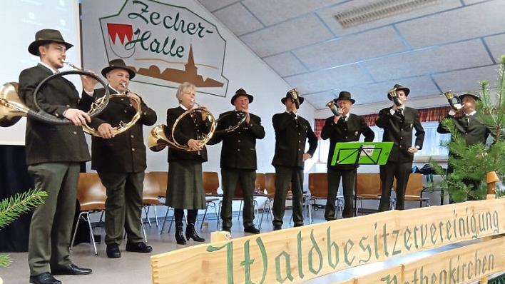 Die Kronacher Jagdhornbläser umrahmten die Feier in der Neukenrother Zecherhalle musikalisch.  Fotos: Friedwald Schedel