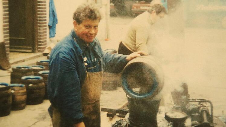 Anton Geldner beim Auspichen eines Holzfasses um 1970 - Foto: pr
