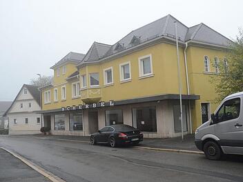 Das einstige traditionsreiche Textilfachgeschäft und Mode- und Sporthaus Scherbel in Rothenkirchen wird zum Kindergarten. K.- H. Hofmann