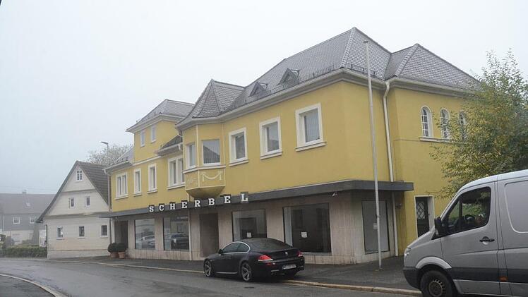 Das einstige traditionsreiche Textilfachgeschäft und Mode- und Sporthaus Scherbel in Rothenkirchen wird zum Kindergarten. K.- H. Hofmann