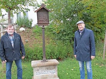 Der Eggolsheimer FSV-Vorsitzende Robert Schmitt und Bürgermeister Claus Schwarzmann bei der Präsentation des renovierten Bildstocks.  Foto: Mathias Erlwein