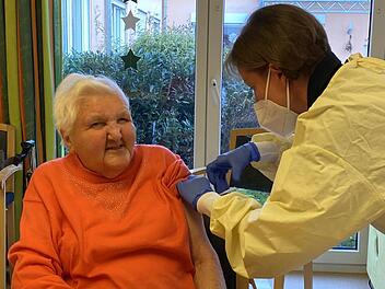 Olga Koch war als Erste dran: Die 87-Jährige wurde von Ärztin Simone Wagenhäuser im Hofheimer Seniorenheim Sankt Anna geimpft. Foto: Tamara Beck