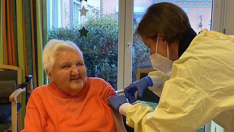 Olga Koch war als Erste dran: Die 87-Jährige wurde von Ärztin Simone Wagenhäuser im Hofheimer Seniorenheim Sankt Anna geimpft. Foto: Tamara Beck