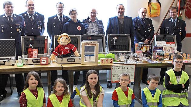 Freude bei den Kindern und Erwachsenen nach der Vorstellung der Brandschutzerziehungskoffer im Gruppenraum der Feuerwehr Nordhalben