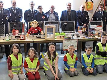 Freude bei den Kindern und Erwachsenen nach der Vorstellung der Brandschutzerziehungskoffer im Gruppenraum der Feuerwehr Nordhalben