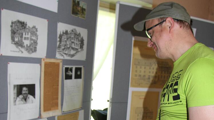 Christian Weibrecht aus Schauenstein nutzte die Gelegenheit, um sich die Ausstellung im Inneren des Gasthauses Fels anzuschauen.