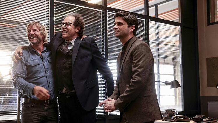 Erleichterung auf dem Revier, der lange Verschwundene meldet sich zurück (von links): Mick Brisgau (Henning Baum), Martin Ferchert (Helmfried von Lüttichau) und Andreas Kringge (Maximilian Grill).