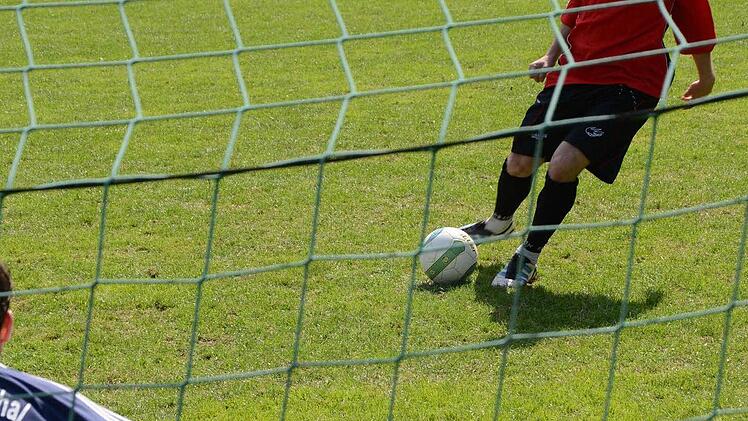 Spannung beim Siebenmeterschie&szlig;en.