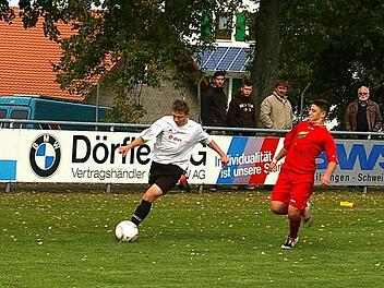 Angelo Gnirck  (SSV Kitzingen, links) versucht, eine Flanke in den Strafraum zu schlagen. Sein Versuch wird jedoch -  wie so viele andere im zweiten Abschnitt  - vom Gegner geblockt. Foto: Krumpholz