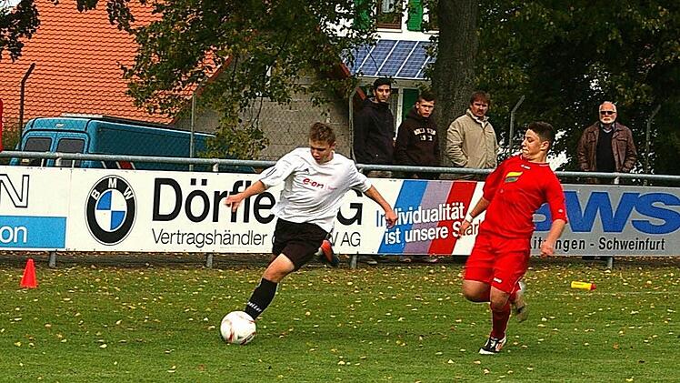 Angelo Gnirck  (SSV Kitzingen, links) versucht, eine Flanke in den Strafraum zu schlagen. Sein Versuch wird jedoch -  wie so viele andere im zweiten Abschnitt  - vom Gegner geblockt. Foto: Krumpholz
