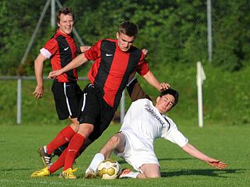 Der Geseeser Gilgert (am Boden) klaut Pistor vom TSV Presseck den Ball vom Fuß. Foto: Peter Mularczyk