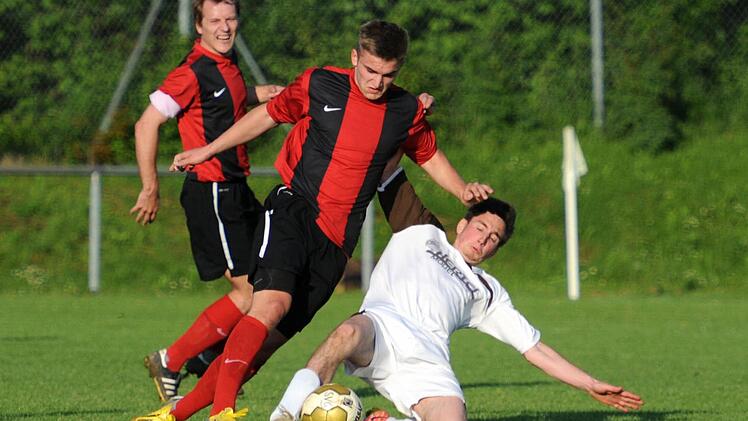 Der Geseeser Gilgert (am Boden) klaut Pistor vom TSV Presseck den Ball vom Fuß. Foto: Peter Mularczyk