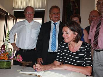 Verewigt: Ministerpräsidentin Malu Dreyer trägt sich in das Goldene Buch Kronachs ein.  Foto: Sabine Herteux
