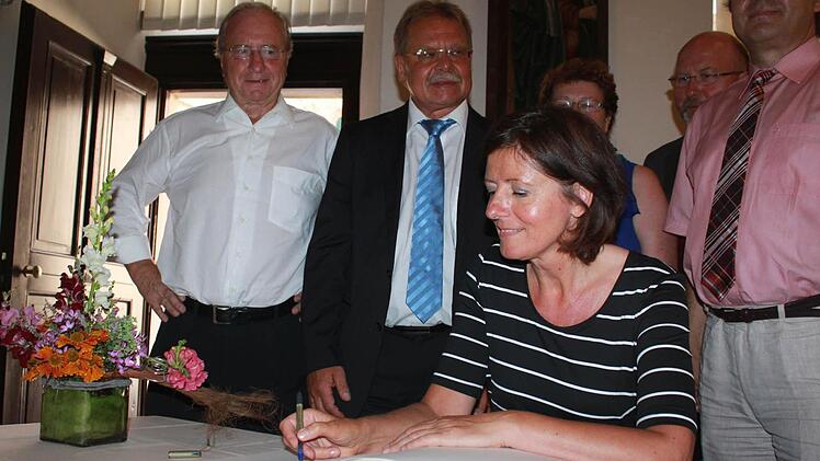 Verewigt: Ministerpräsidentin Malu Dreyer trägt sich in das Goldene Buch Kronachs ein.  Foto: Sabine Herteux