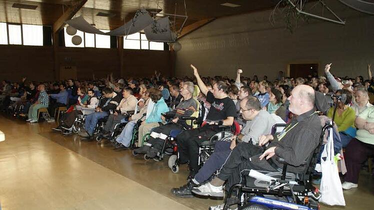 Einen vergnüglichen Nachmittag mit dem Bauchredner Pierre Ruby erlebten die Beschäftigten der Lebenshilfe-Werkstätten Augsfeld und Zell in der Franz-Hofmann-Halle in Knetzgau. Foto: sw