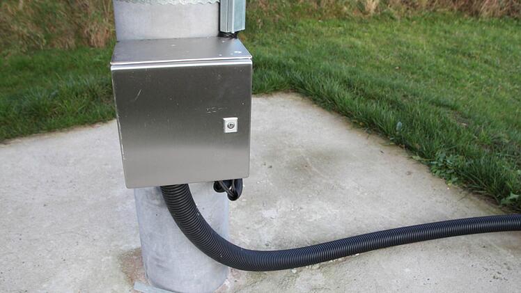 Vom Mast der Anlage führt eine Leitung direkt zum Hochbehälter. Foto: Ulrike Müller