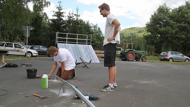 Arbeitseinsatz auf der Skateranlage in Stadtsteinach. Foto: Sonja Adam