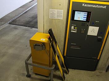 Die demolierte Schranke an der Ausfahrt der Tiefgarage am Vogelseck in Höchstadt Foto: bau