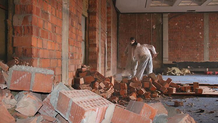 Die Löcher für neue Fenster und Türen sind bereits ausgestemmt, derzeit wird der Bauschutt aufgeräumt. Foto: Ralf Ruppert