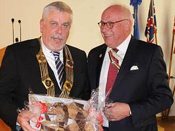 "Bin ich Jesus?" hat Oberbürgermeister Norbert Tessmer (links) nie gesagt, wie er betont. Ein Coburger Arzt hatte das behauptet. Trotzdem schenkte ihm Kongressbeauftragter Hans-Georg Schollmeyer ein Paar Jesuslatschen. Foto: Simone Bastian