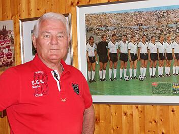 Im Hobbyraum von Ludwig "Luggi" Müller hängen zahlreiche Bilder von seiner Fußballer-Karriere in der Bundesliga und in der Nationalmannschaft. Rechts ein Foto vor einem Länderspiel gegen Brasilien (3:1), Müller ist der Fünfte von rechts.  Foto: Günther Geiling