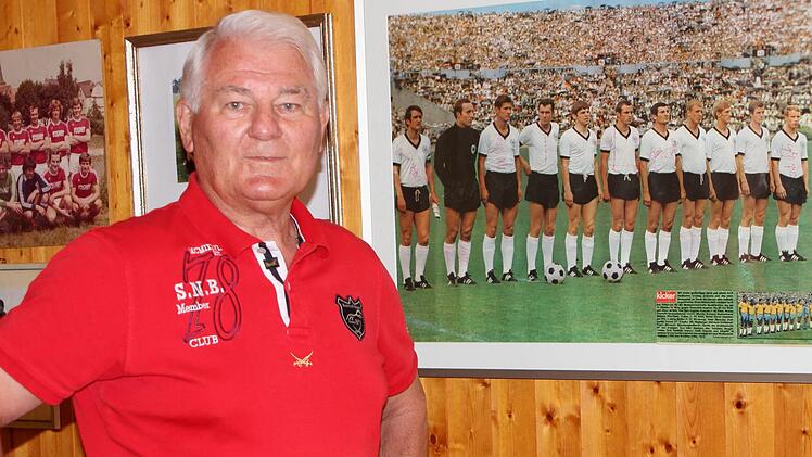 Im Hobbyraum von Ludwig "Luggi" Müller hängen zahlreiche Bilder von seiner Fußballer-Karriere in der Bundesliga und in der Nationalmannschaft. Rechts ein Foto vor einem Länderspiel gegen Brasilien (3:1), Müller ist der Fünfte von rechts.  Foto: Günther Geiling