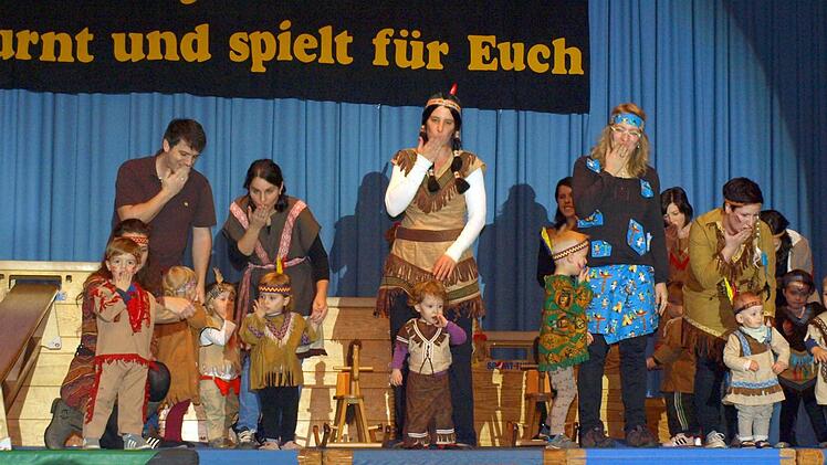 Die Kleinsten des SV Turnen begeisterten als Indianer. Foto: Susanne Deuerling