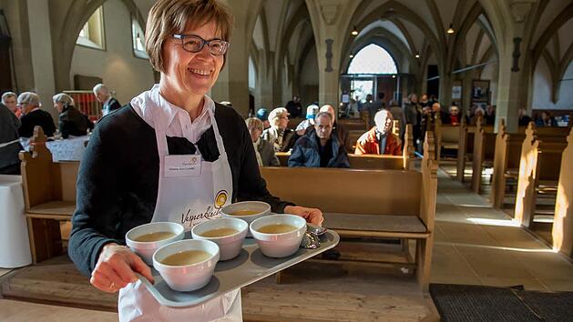 "Miteinander für Leib &  Seele" ist das Motto der Vesperkirche 2017 in St. Johannis in Schweinfurt, die heuer zum dritten Mal stattfimndet. Das Foto stammt aus dem Jahr 2016. Foto: Anand Anders