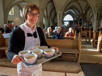 "Miteinander für Leib &  Seele" ist das Motto der Vesperkirche 2017 in St. Johannis in Schweinfurt, die heuer zum dritten Mal stattfimndet. Das Foto stammt aus dem Jahr 2016. Foto: Anand Anders