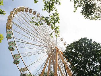 Der Fahrbetrieb auf der Bergkirchweih in Erlangen ist am Mittwoch Nachmittag wegen einer Sturmwarnung vorl&auml;ufig eingestellt worden. Foto: Michael Busch