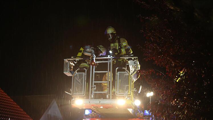 Am 20.07.2017 kam es in der Mecklenburger Straße in Langenzenn (Landkreis Fürth) zu einem Dachstuhlbrand in einem Einfamilienhaus. Foto:News5/Merzbach