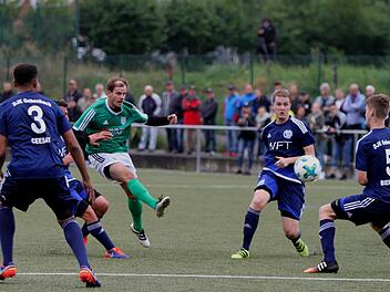Pech hatte hier der Sander Sebastian Wagner (gr&uuml;nes Trikot), dass sein strammer Schuss aufs Gebenbacher Tor noch abgef&auml;lscht wird. Foto: Geiling