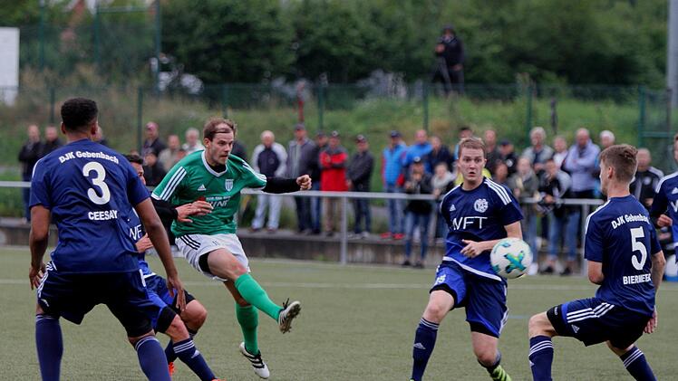 Pech hatte hier der Sander Sebastian Wagner (gr&uuml;nes Trikot), dass sein strammer Schuss aufs Gebenbacher Tor noch abgef&auml;lscht wird. Foto: Geiling