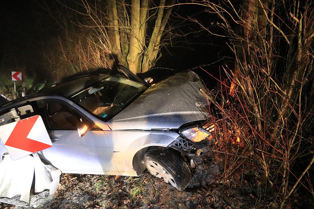 Autofahrer kracht gegen Baum in Kunreuth
