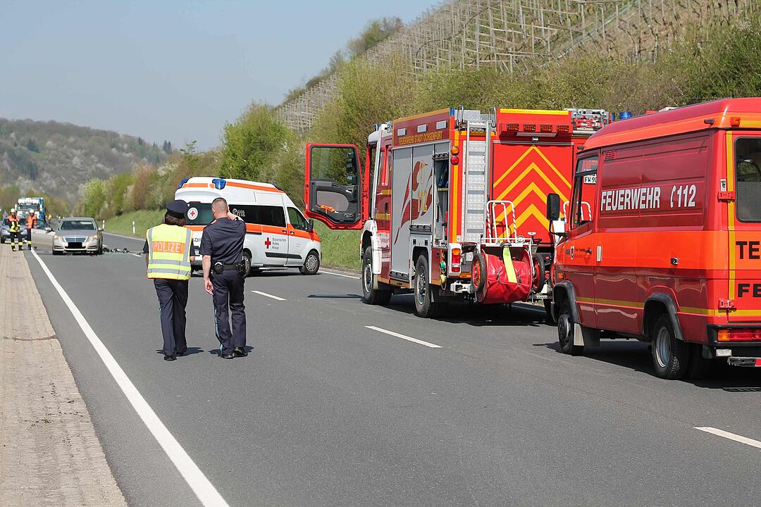 Unterfranken: Motorradfahrer kracht in Autoheck – 44-Jähriger schwebt in Lebensgefahr