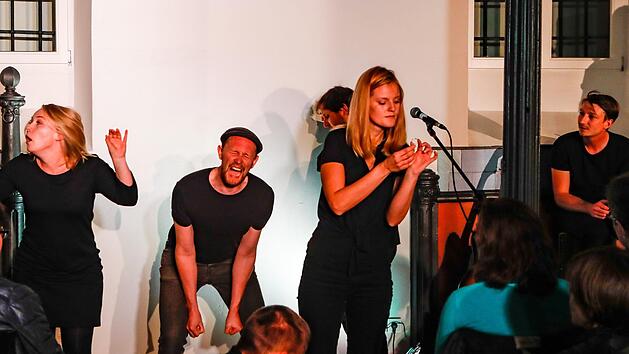 Das Ensemble Ernst von Leben gibt alles beim Auftritt im Krackhardt-Haus. Foto: Matthias Hoch