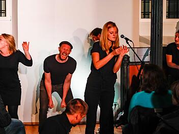 Das Ensemble Ernst von Leben gibt alles beim Auftritt im Krackhardt-Haus. Foto: Matthias Hoch