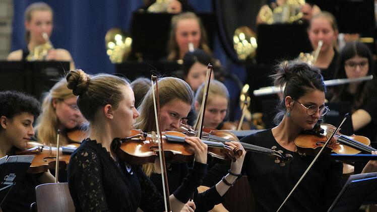 Begeisterten Beifall gab es beim Gastspiel des Jugendsymphonieorchesters Oberfranken in der Frankenhalle Neustadt. Umjubelte Solistin unter der Leitung von Till Fabian Weser war die junge Hornistin Sophia Reuter.Foto: Jochen Berger