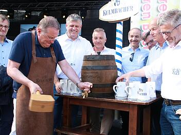 Mit dem Bieranstich auf dem Marktplatz eröffnete OB Henry Schramm das 40. Kulmbacher Altstadtfest.Dagmar Besand